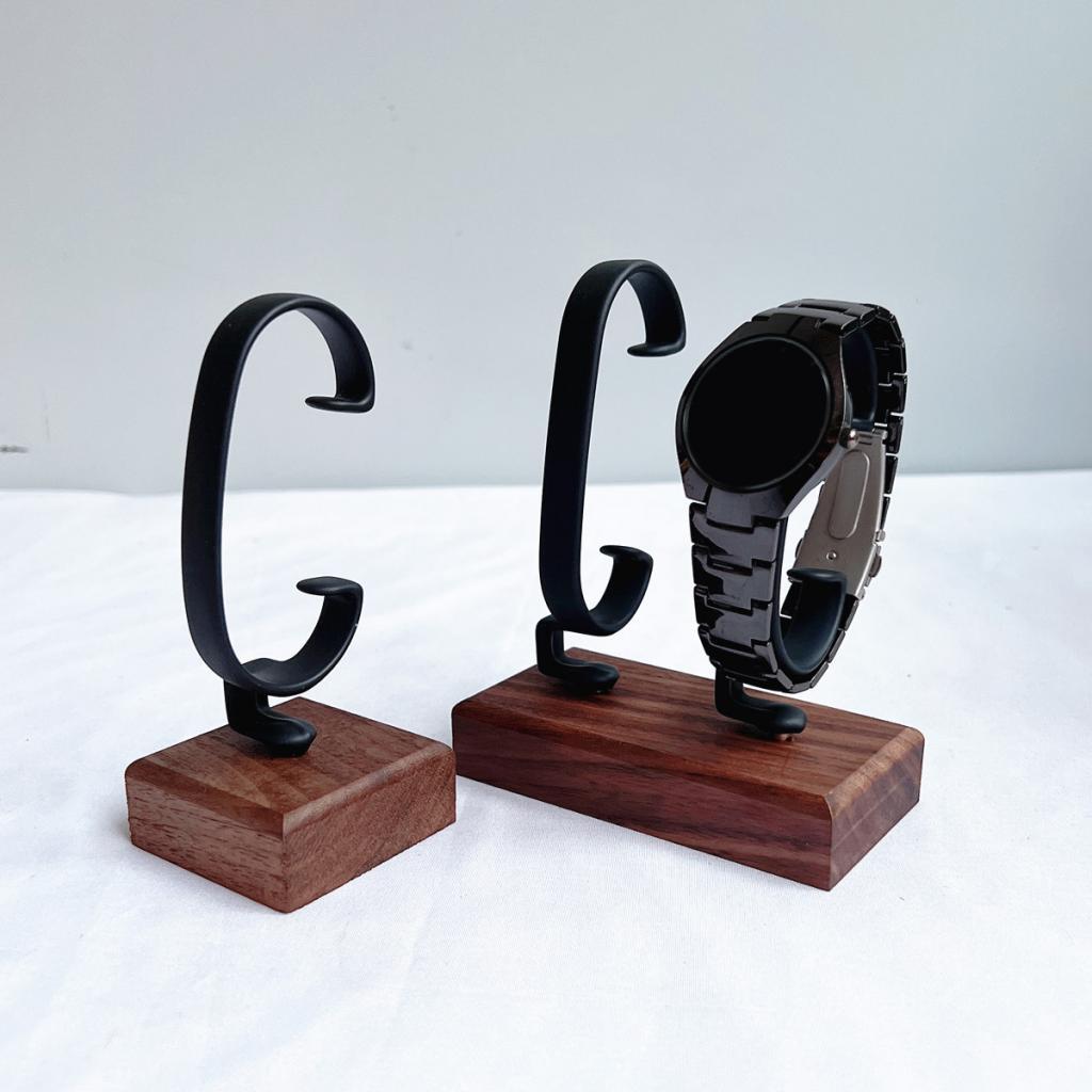 C-förmiger Uhrenständer, Dekor – Jewelry And Watches Inc Bewertung und Preis
